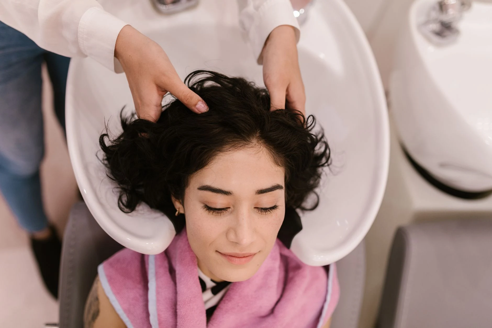 Hoofdhuidmassage aan de wasbak